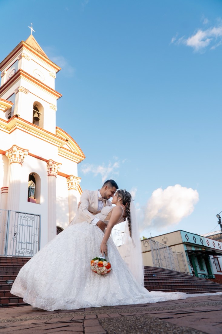 Novios frente a la iglesia