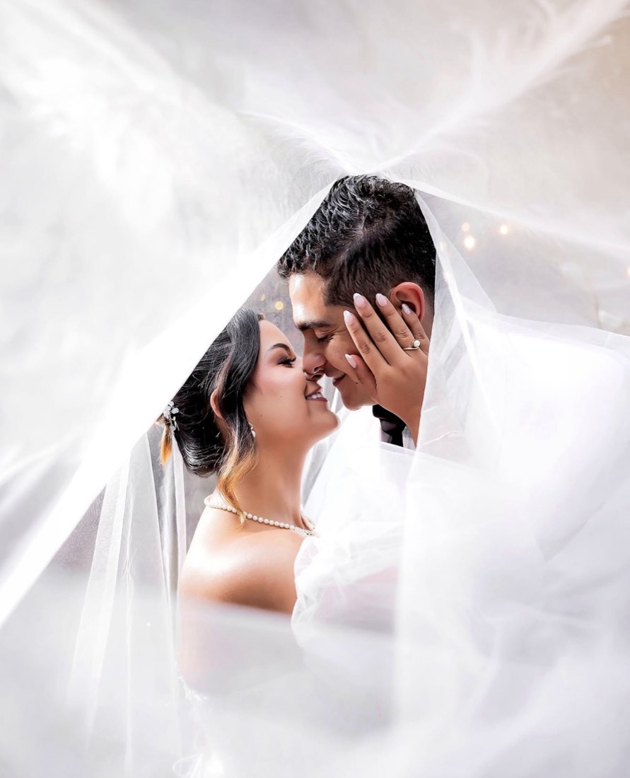 Novios bajo el velo