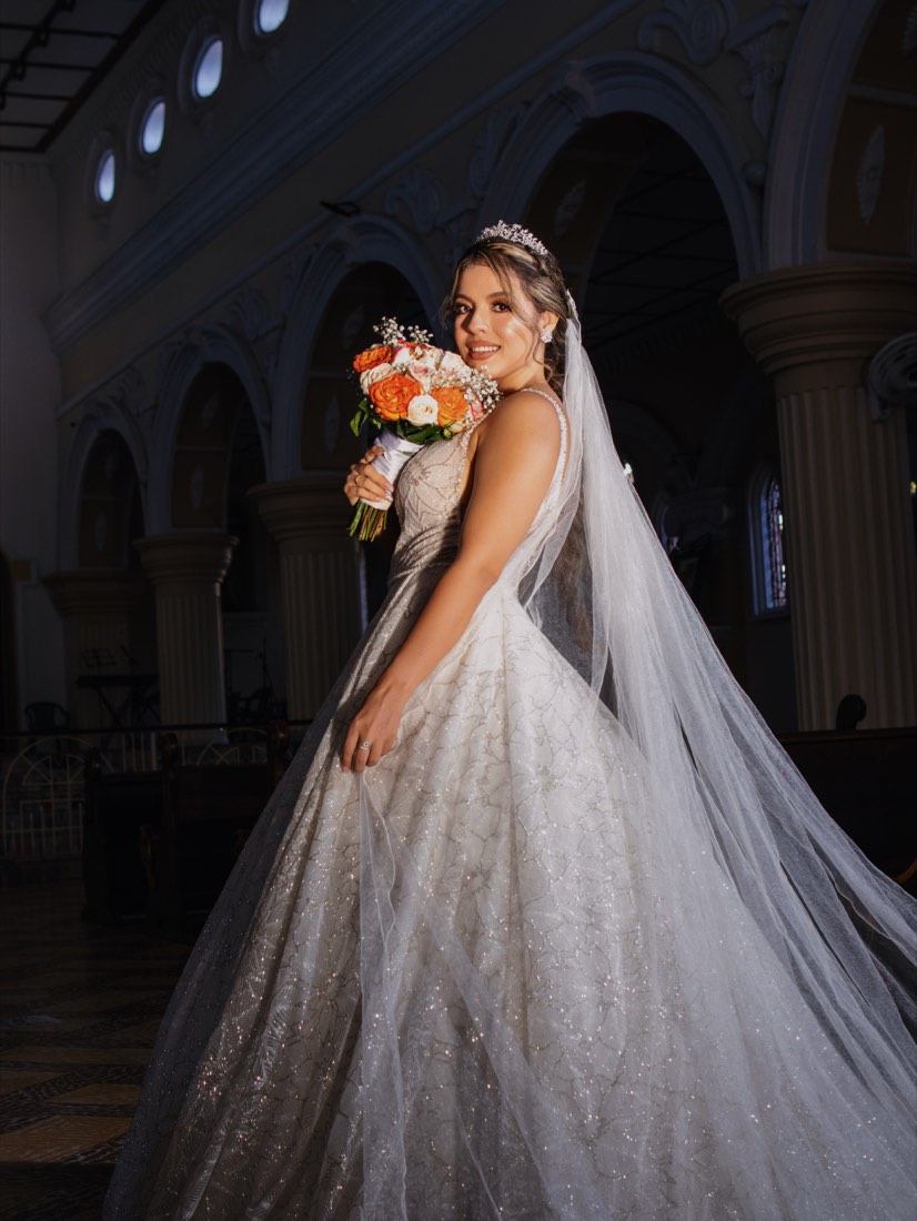 Novia en el interior de la iglesia
