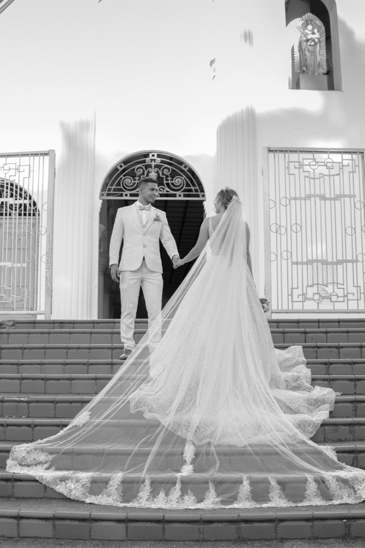 Novios saliendo de la iglesia
