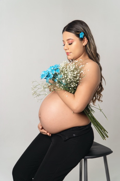 Sesión materna con flores